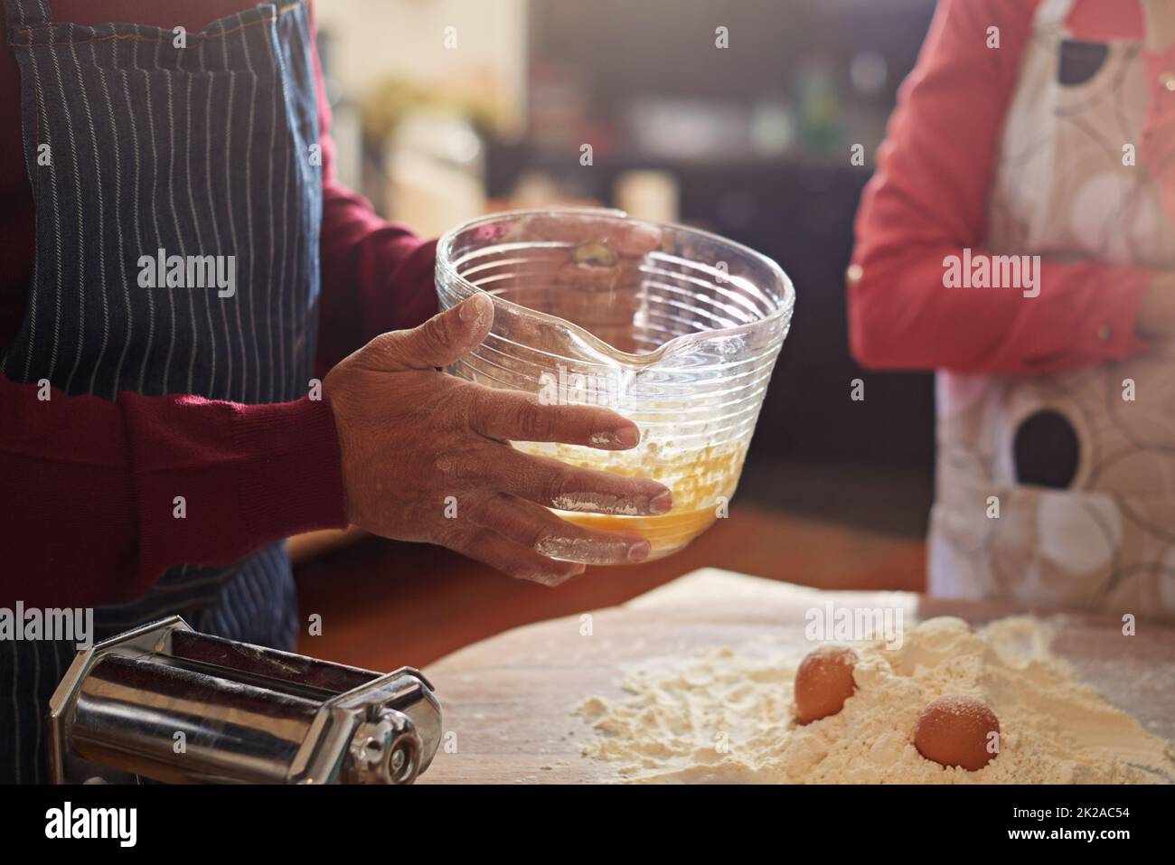 Niente dice a casa come l'odore di cottura. Scatto corto di due persone che cucinano in cucina. Foto Stock