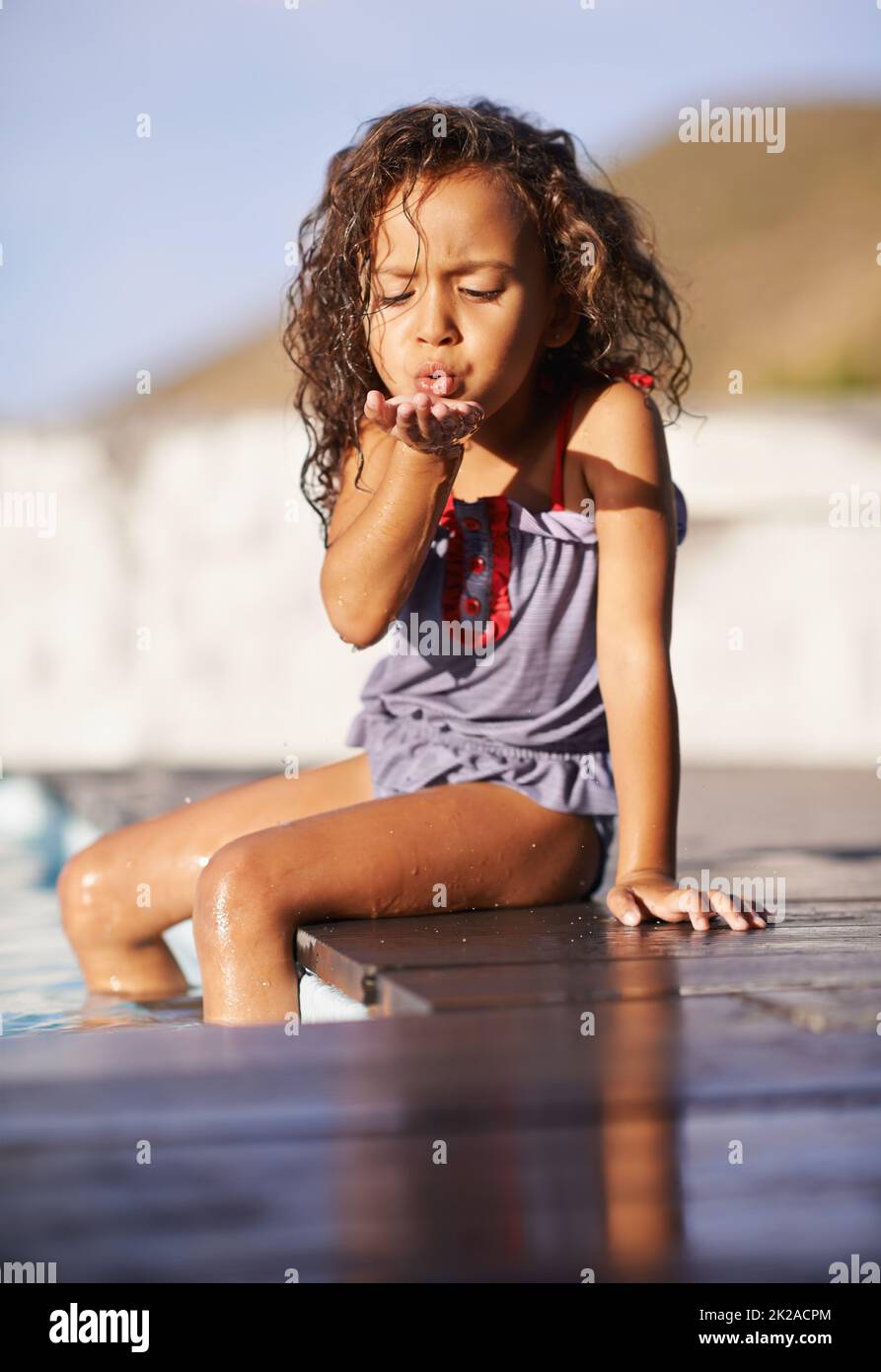 Divertimento in acqua. Scatto di una bambina che gioca in piscina. Foto Stock