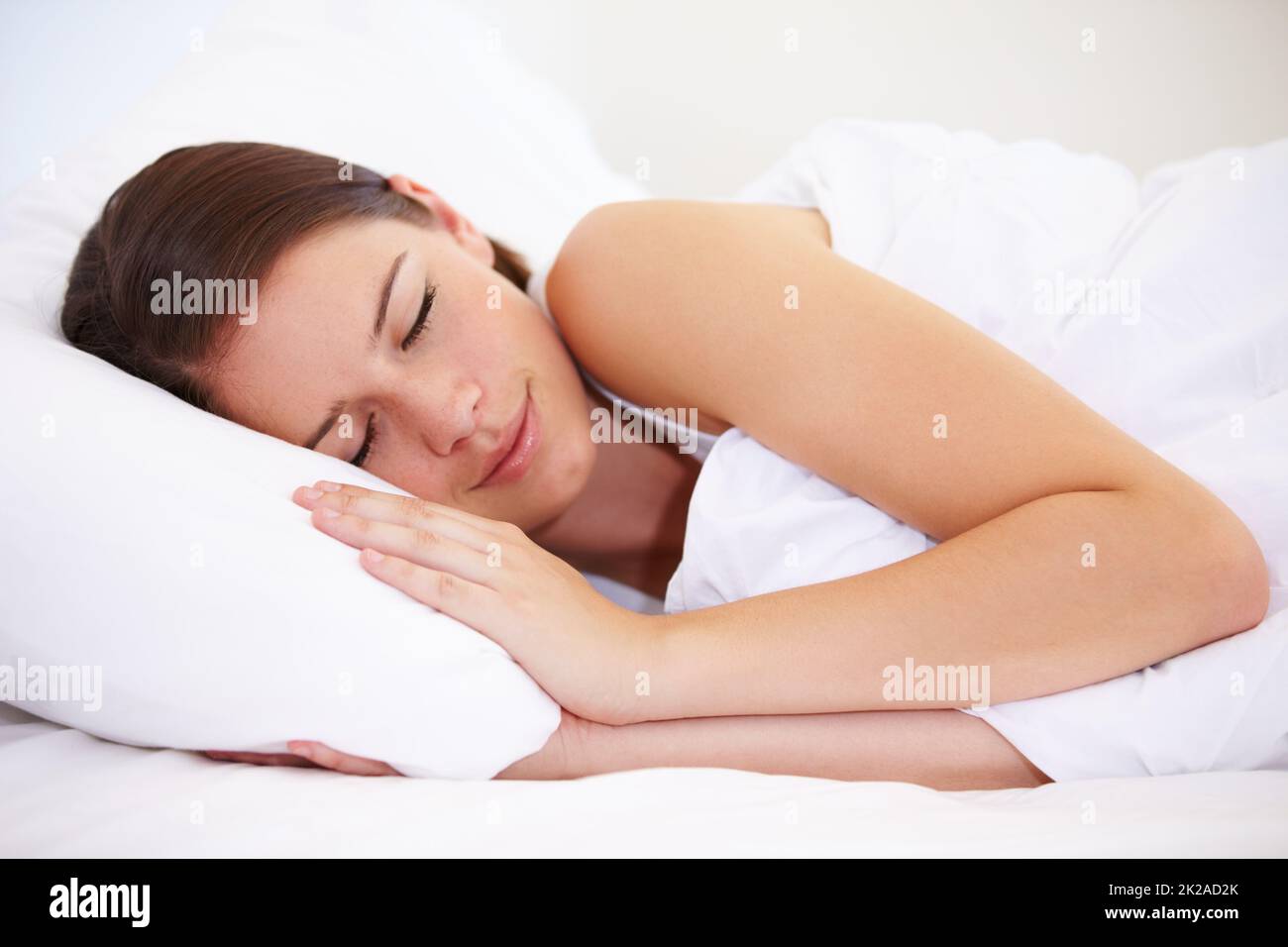 Dormire bellezza. Una giovane donna si addormentò velocemente. Foto Stock