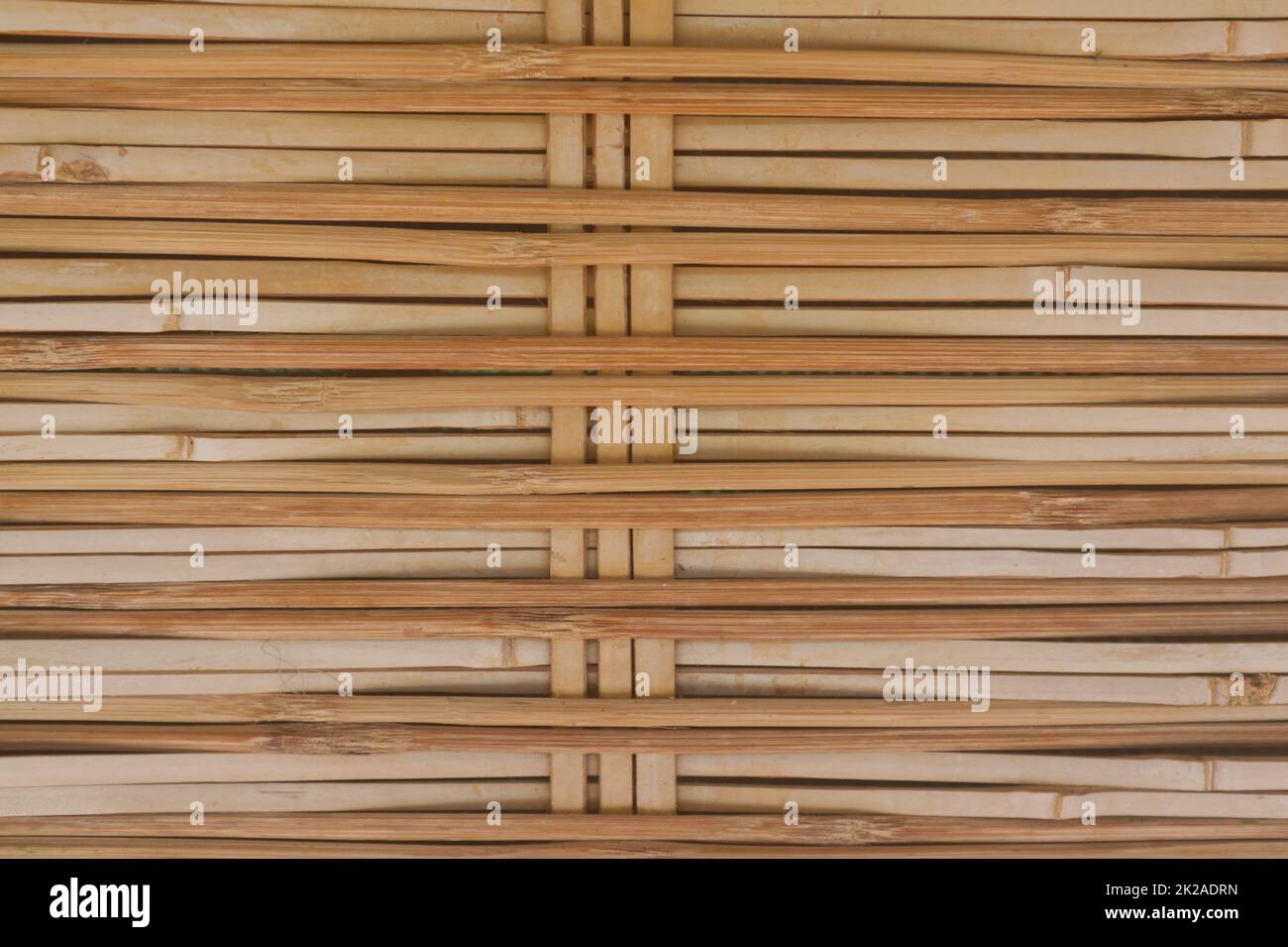 Vecchia struttura di recinzione del gambo di bambù di tono marrone. Foto Stock
