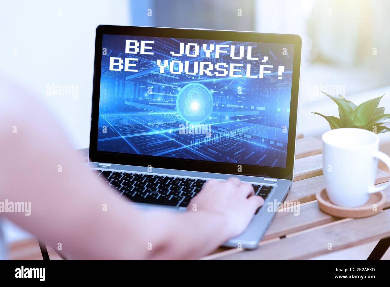 Esposizione concettuale siate gioiosi, siate voi stessi. Concetto del Internet sia presa positiva allegra sopra ai vostri valori che scrivono a mano sul laptop accanto al tazza del caffè e alla pianta che lavora da casa. Foto Stock