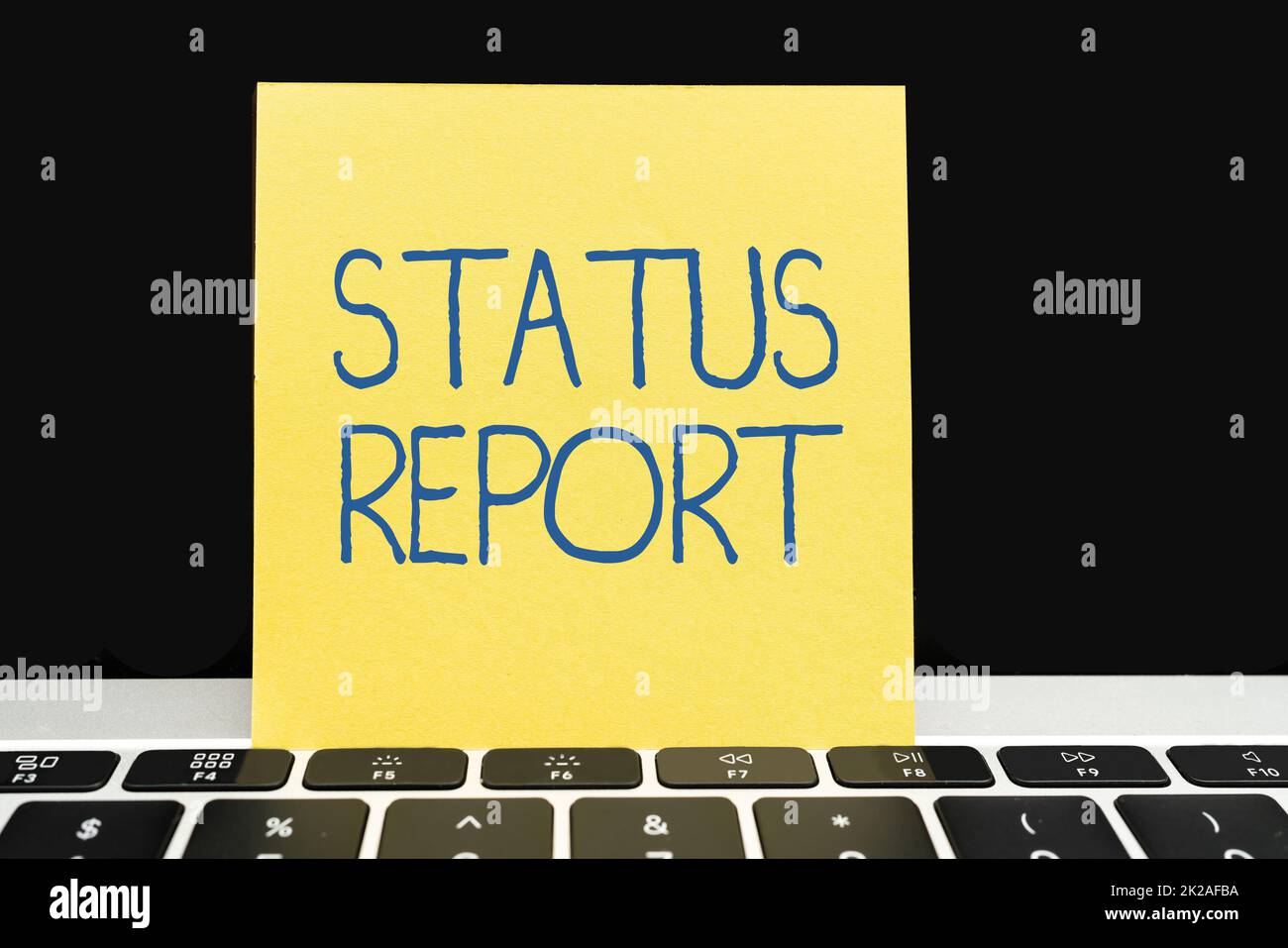 Rapporto sullo stato delle didascalie concettuali. Business idea aggiornamento Riepilogo delle situazioni a partire da un periodo di tempo Ufficio forniture su scrivania con tastiera e occhiali e caffè Cup per il lavoro Foto Stock