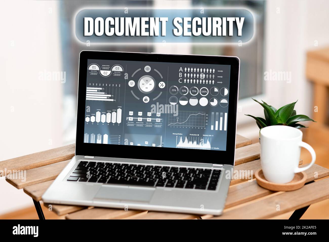 Scrittura a mano del testo sicurezza del documento. Concetto Internet manutenzione della sicurezza di tutti gli archivi importanti laptop che riposa su Un tavolo accanto tazza del caffè e impianto che mostra il processo di lavoro. Foto Stock