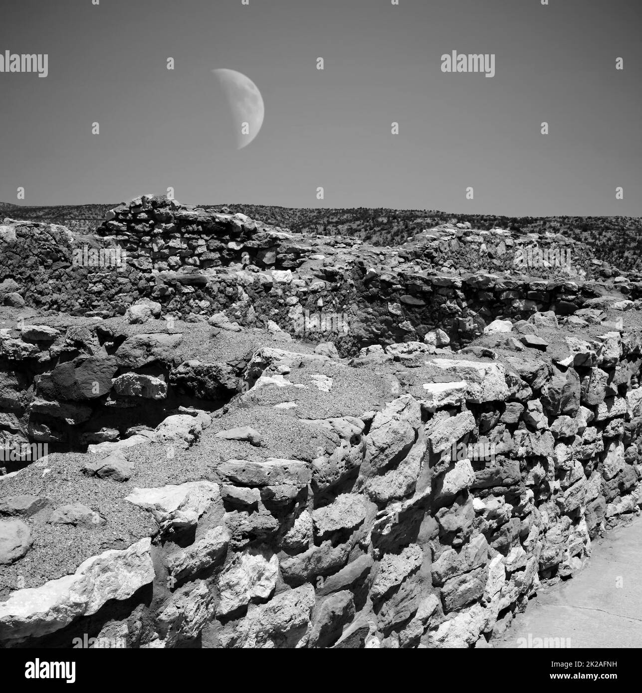 Luna che sorge sopra il monumento nazionale Tuzigoot Arizona Foto Stock