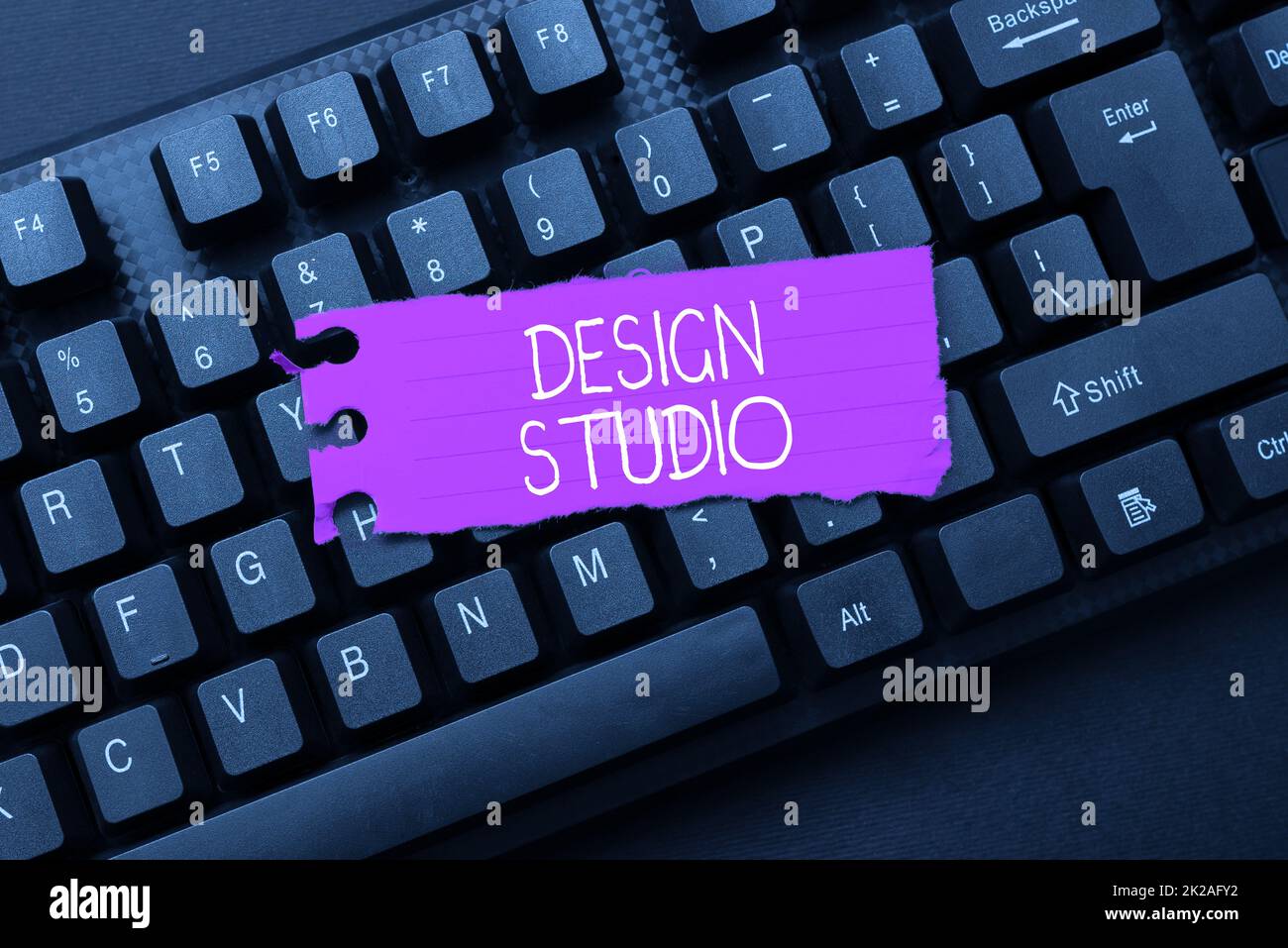 Ispirazione che mostra il segno Design Studio. Business idea ambiente di lavoro specifico per designer e artigiani Abstract Online Registration Process, digitando informazioni personali Foto Stock