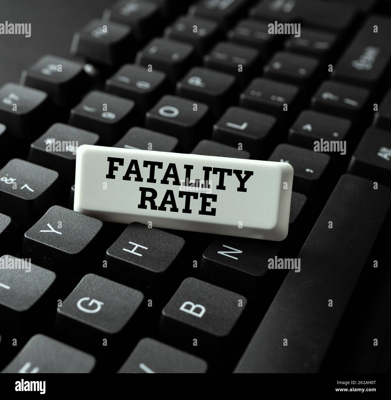 Tasso di Fatalità visualizzazione concettuale. Parola scritta sul numero calcolato di morti in un intervallo specifico di periodo digitando e Publishing descrizioni on-line, scrivendo dati informativi Foto Stock