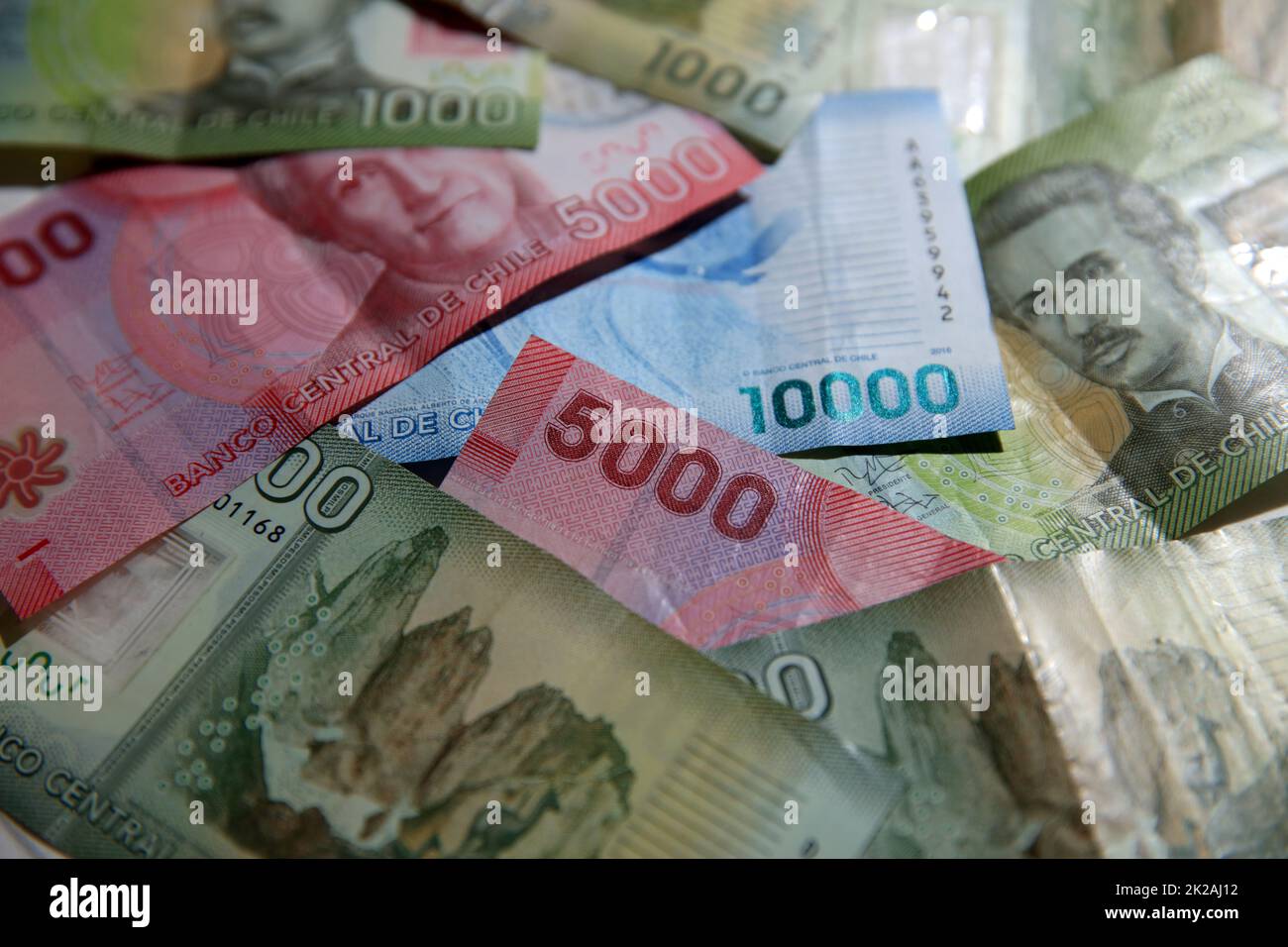 Pila di banconote in peso diverse dal Cile Foto Stock