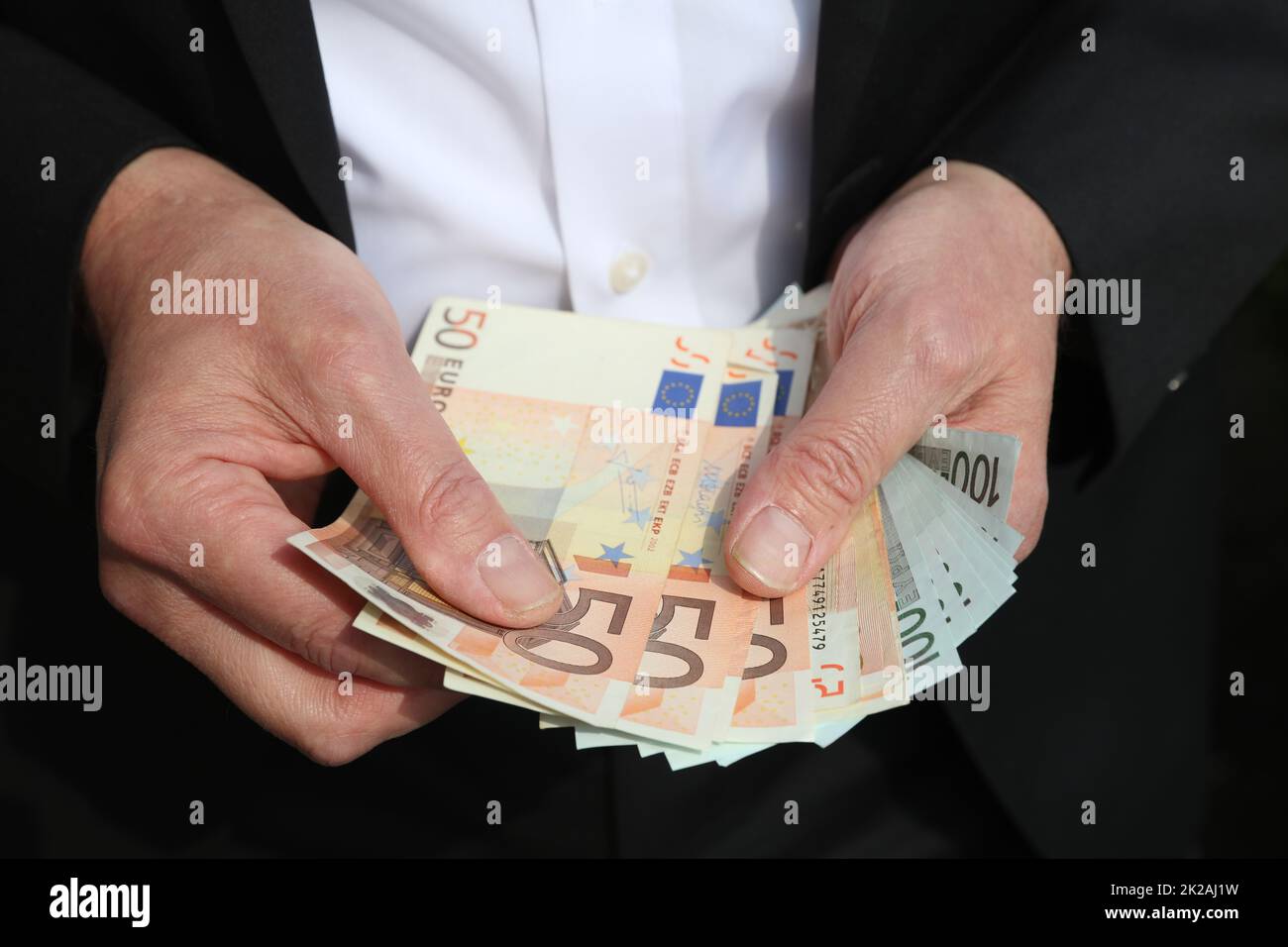 Uomo d'affari con banconote in euro Foto Stock