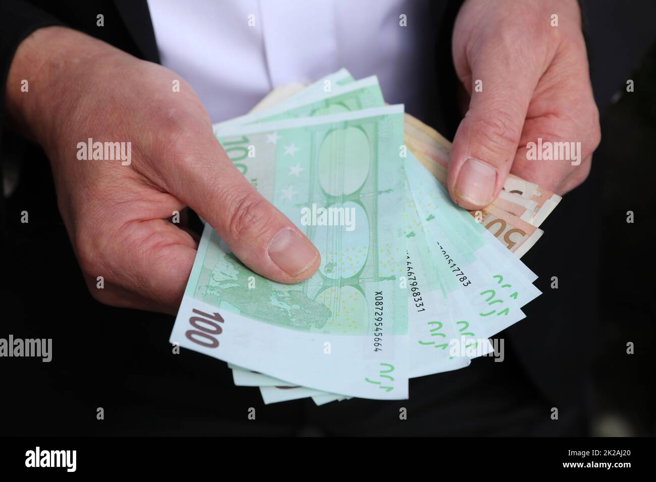 Uomo d'affari con banconote in euro Foto Stock