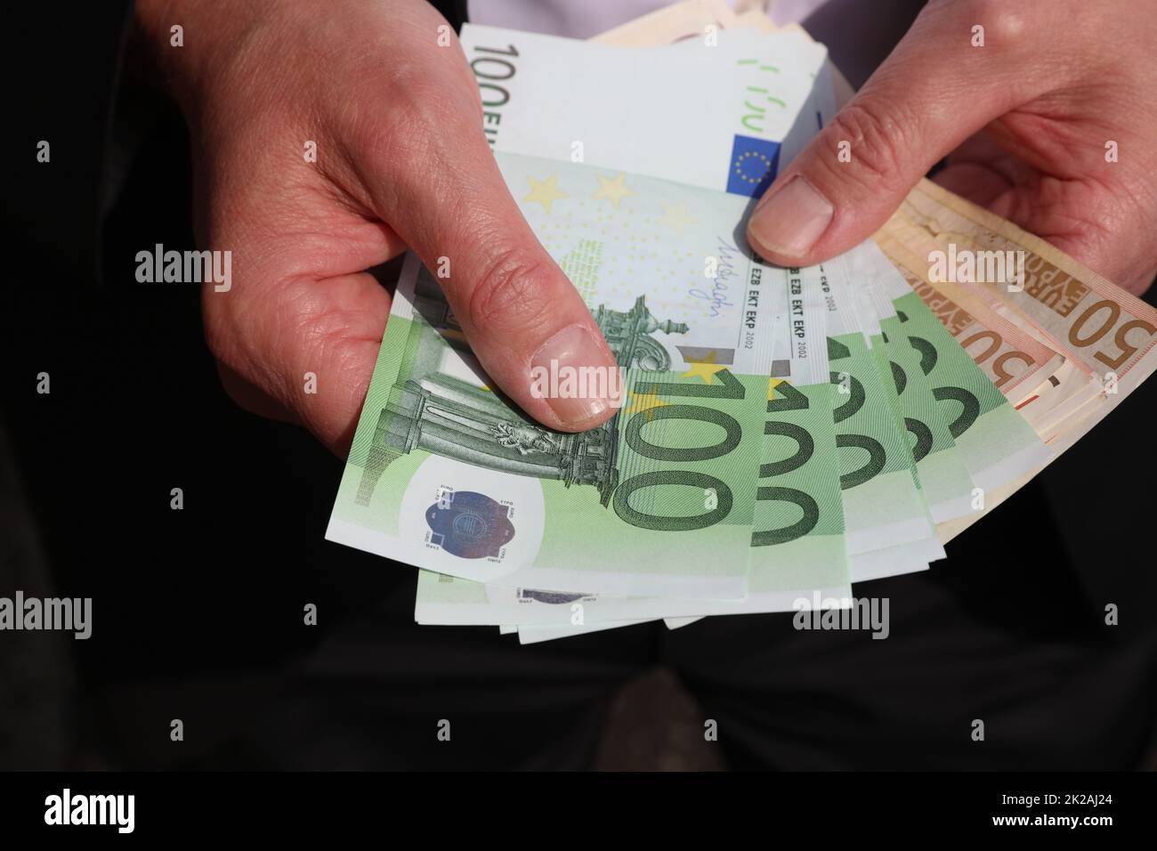 Uomo d'affari con banconote in euro Foto Stock