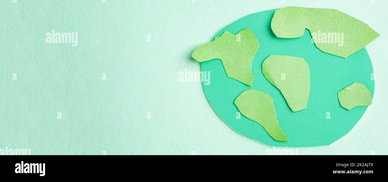 Cute applicazione di carta per bambini - un modello della Terra su uno sfondo blu. Concetto creativo Giornata della Terra, ora della Terra, spazio di copia per il testo Foto Stock