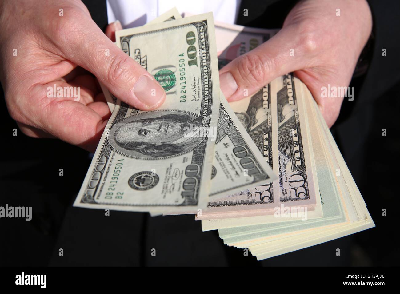 Uomo d'affari con banconote in dollari USA Foto Stock