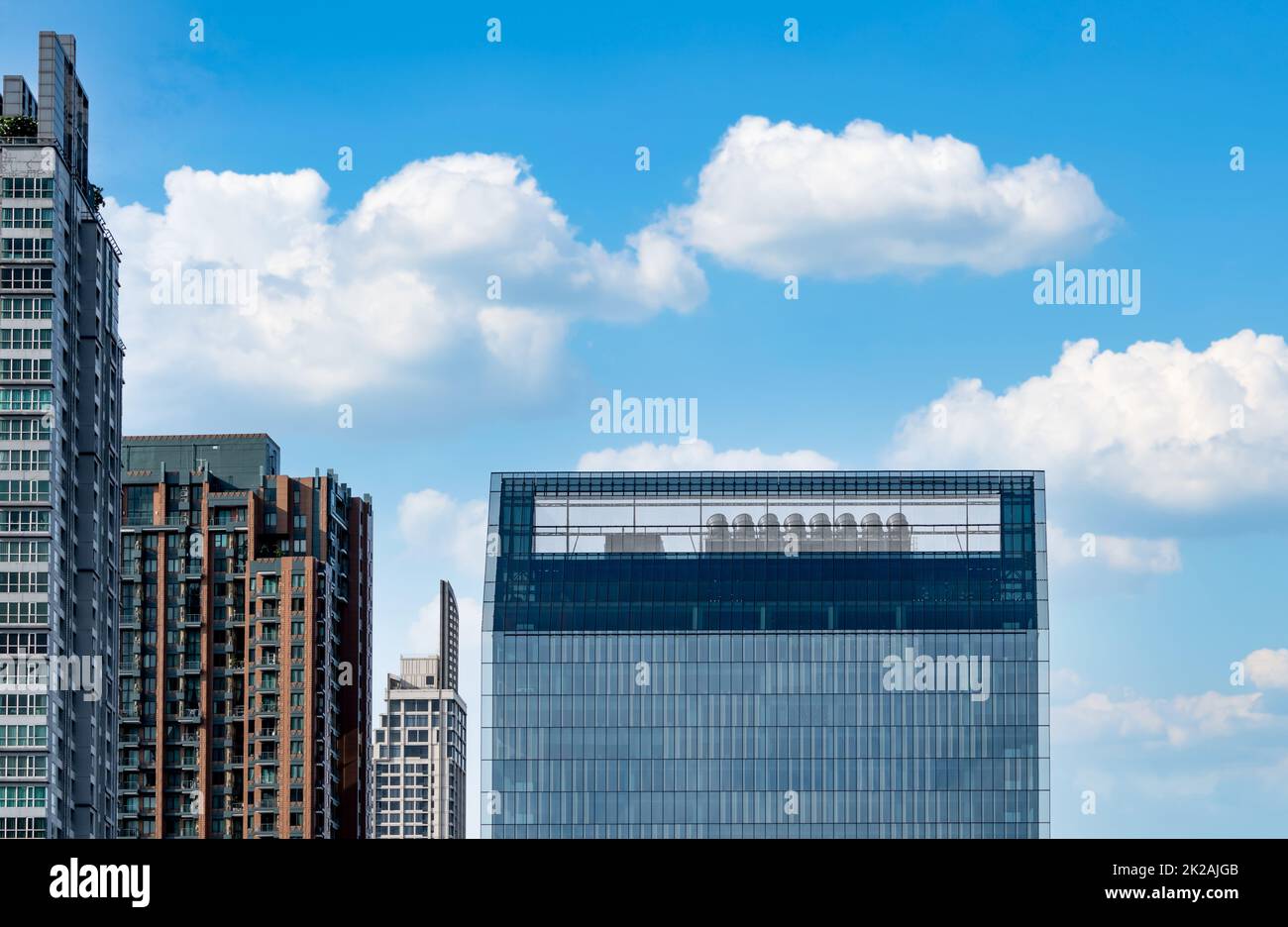 Moderno edificio di vetro per uffici e appartamenti. Edificio esterno in vetro per uffici. Vetrata aziendale. Edificio aziendale grattacielo. Torre del centro finanziario. Immobiliare. Foto Stock