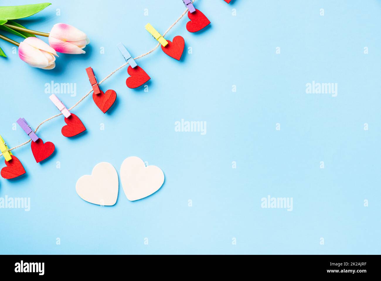 decorazione a cuore di san valentino appeso con clip in legno Foto Stock