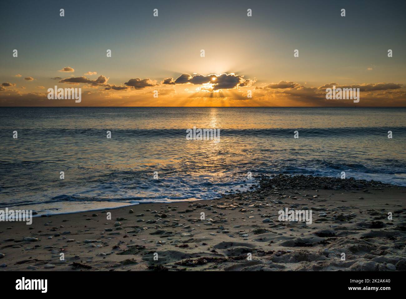 Una perfetta vista sul mare da una spiaggia al tramonto Foto Stock