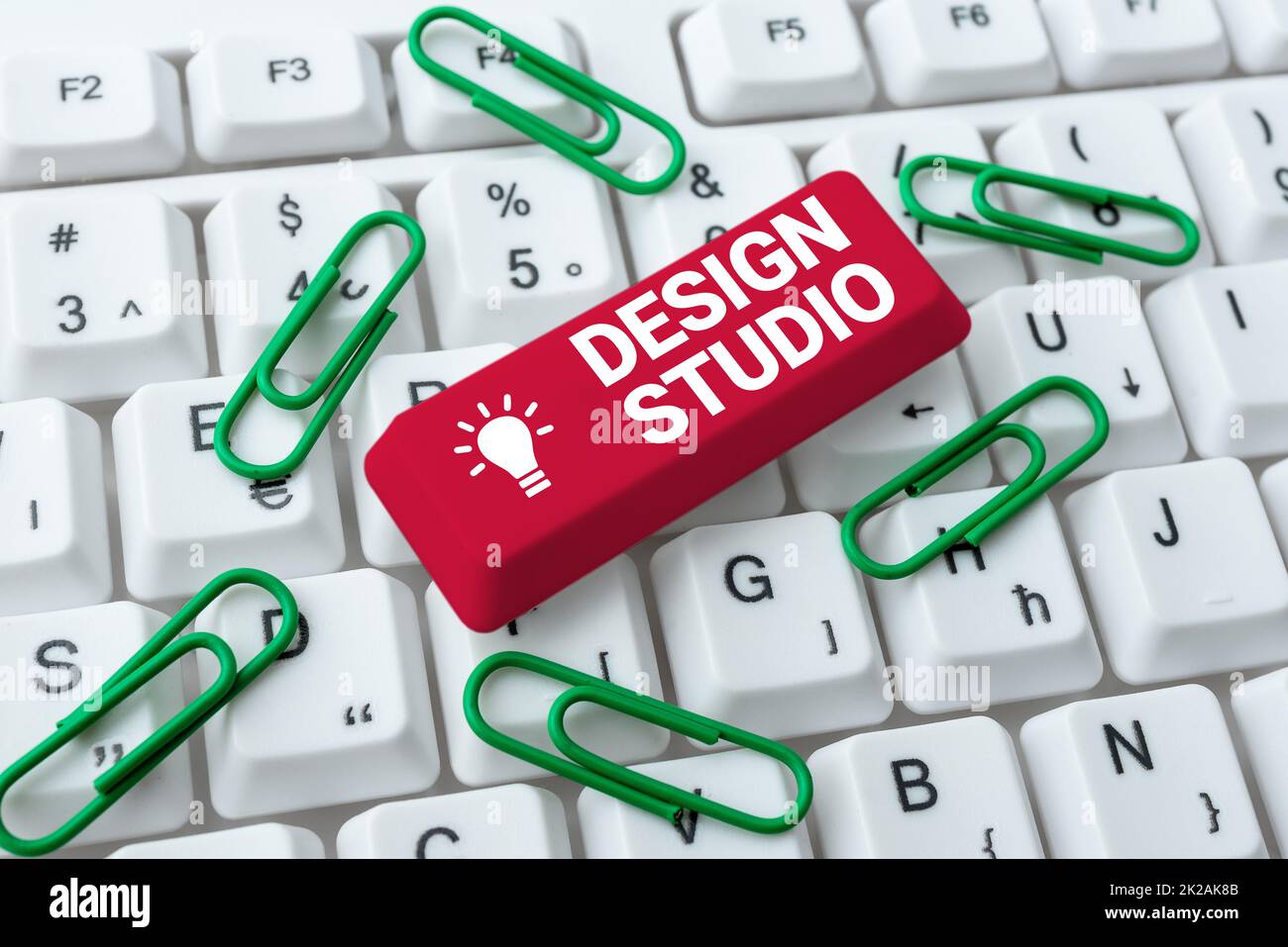 Scrittura di testo con visualizzazione in Design Studio. Word per ambiente di lavoro specifico per designer e artigiani Abstract Typing nuovi fogli di calcolo, organizzazione Filing Systems Concept Foto Stock