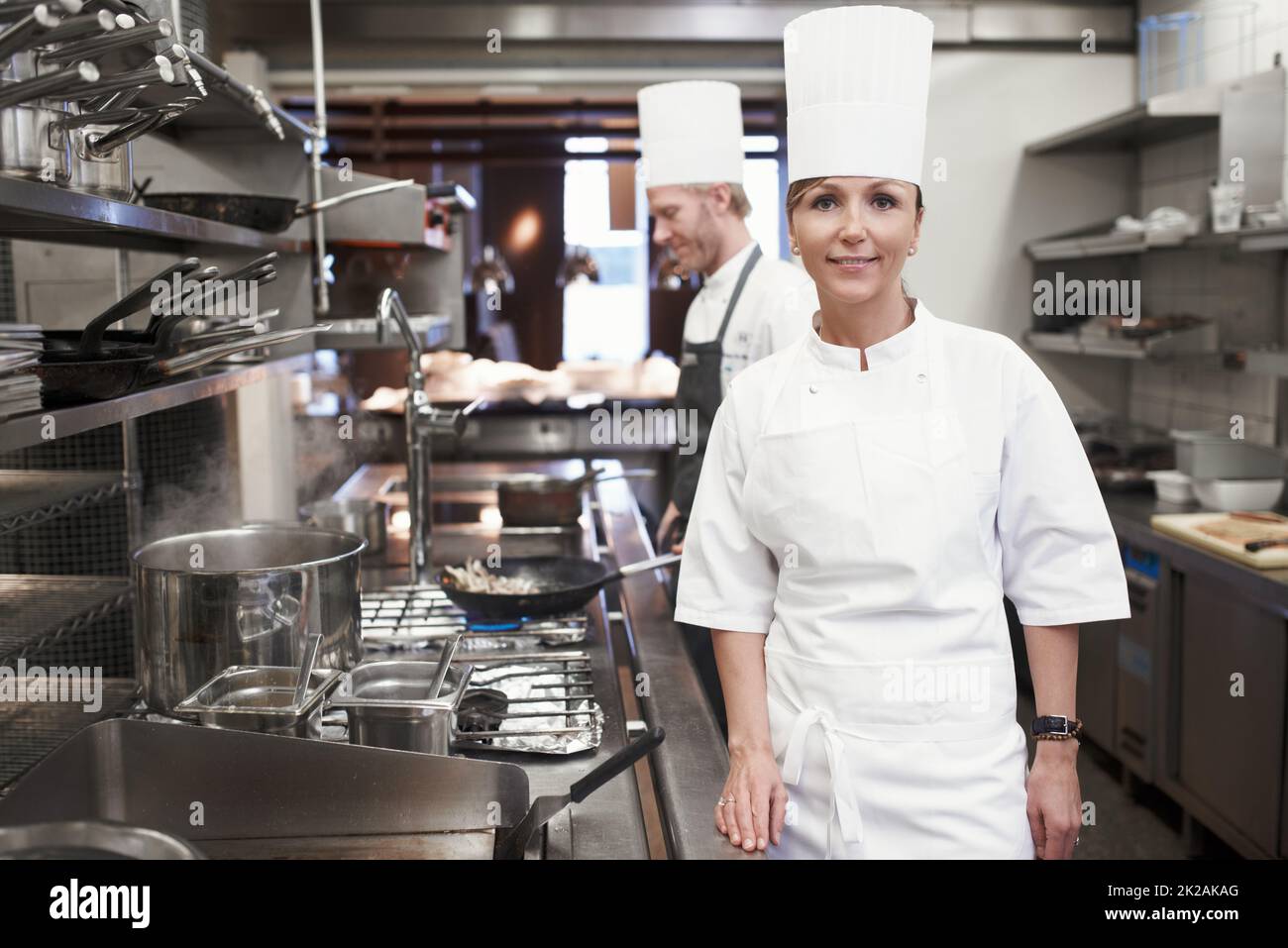 Fare ottimo cibo è la mia passione. Ritratto di uno chef in una cucina professionale. Foto Stock