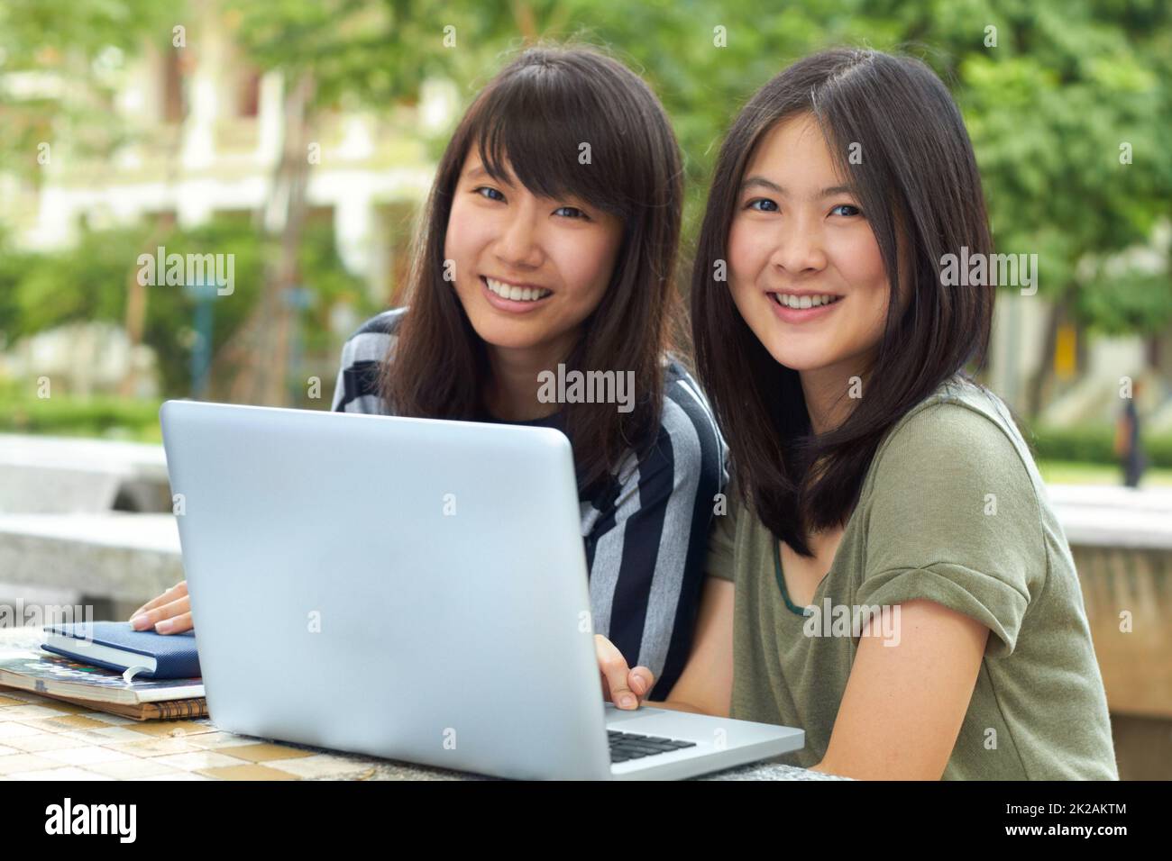 Amiamo l'università. Due giovani studenti seduti all'aperto insieme. Foto Stock