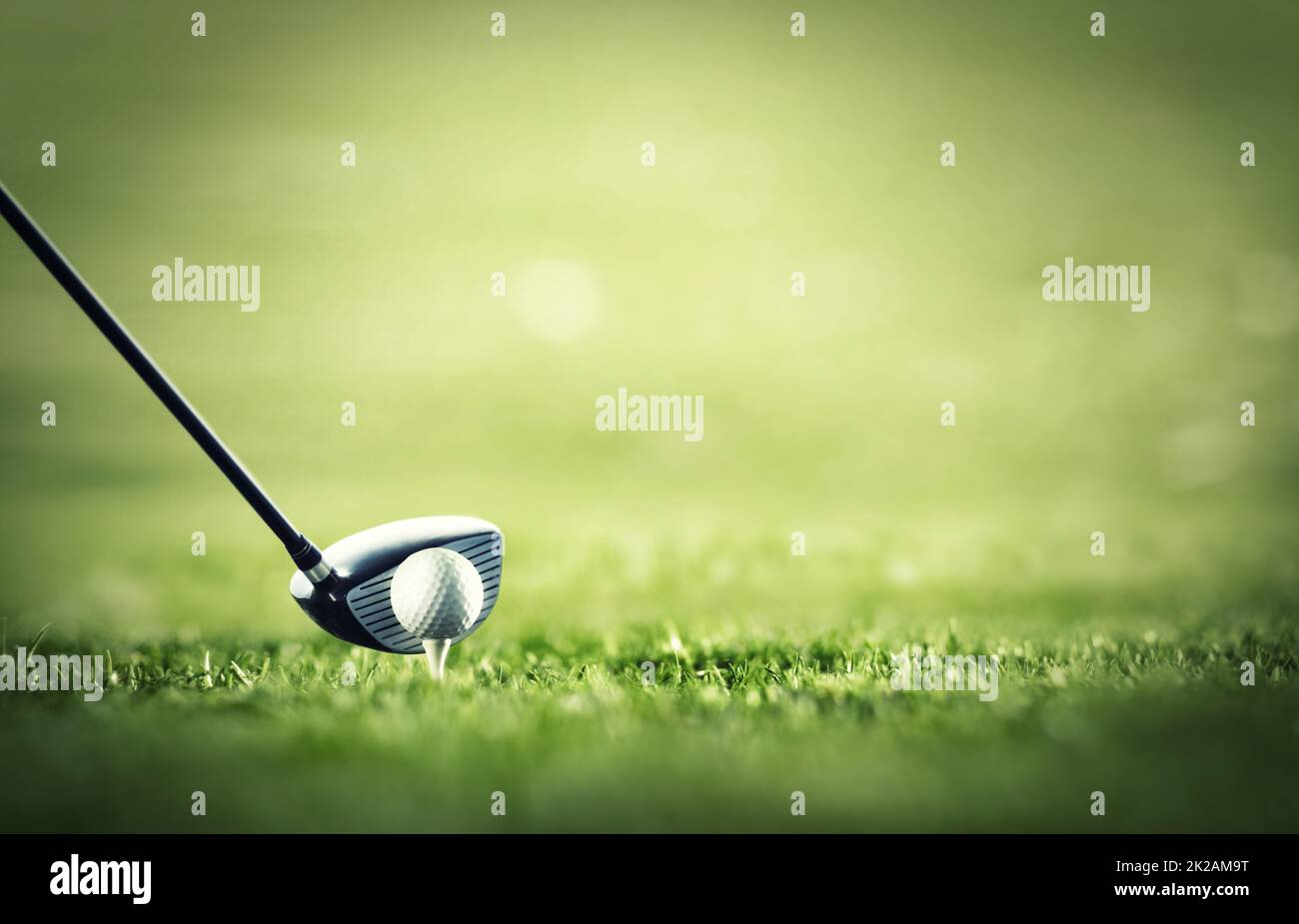 Il primo azionamento è vitale. Un club di golf pronto a tee-off con una palla bianca su un campo da golf. Foto Stock