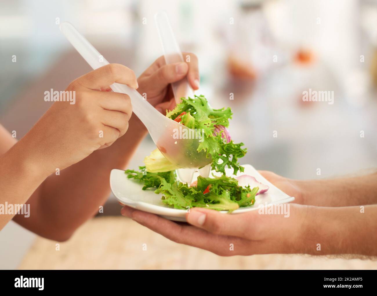 Mantenerlo sano. Primo piano di una sana insalata verde che viene servita. Foto Stock