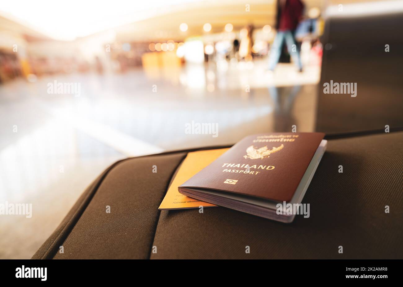 Thailand passaporto e vaccino passaporto sul bagaglio su sfondo sfocato del turista in aeroporto. Certificato di vaccinazione per il viaggio durante il focolaio di coronavirus. Documento di viaggio dopo il Covid-19. Foto Stock