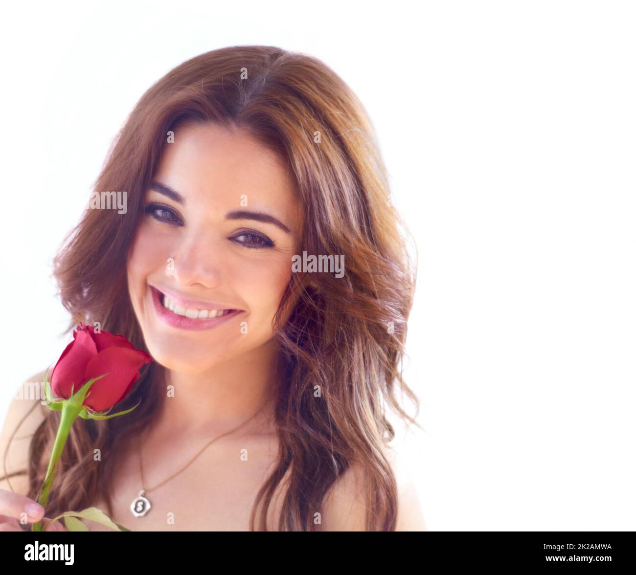Le rose sono rosse.... Ritratto di una giovane donna attraente che tiene una sola rosa rossa. Foto Stock