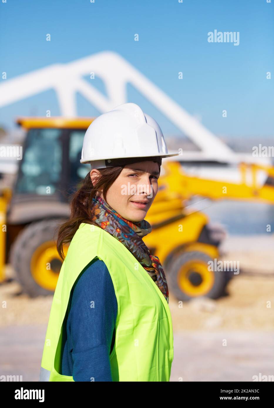 Im il foreWOMAN. Ritratto di un giovane e attraente lavoratore di costruzione in loco. Foto Stock