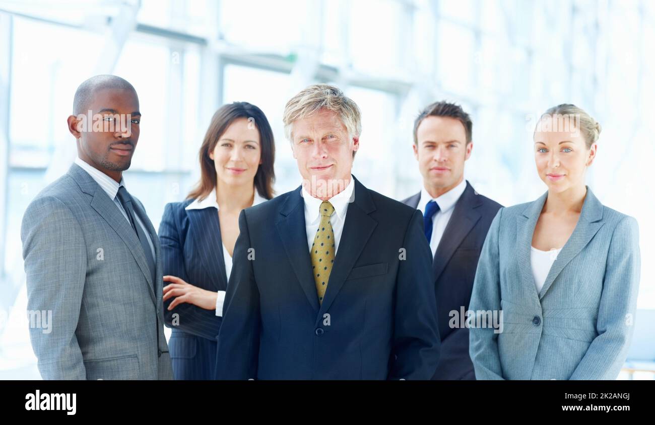 Dirigenti in piedi insieme. Ritratto di dirigenti multirazziale in piedi insieme in ufficio. Foto Stock