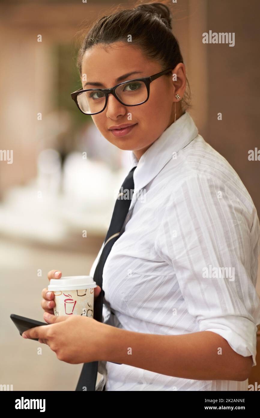 Concedendoti una breve pausa caffè. Una bella giovane donna che fa una pausa caffè. Foto Stock