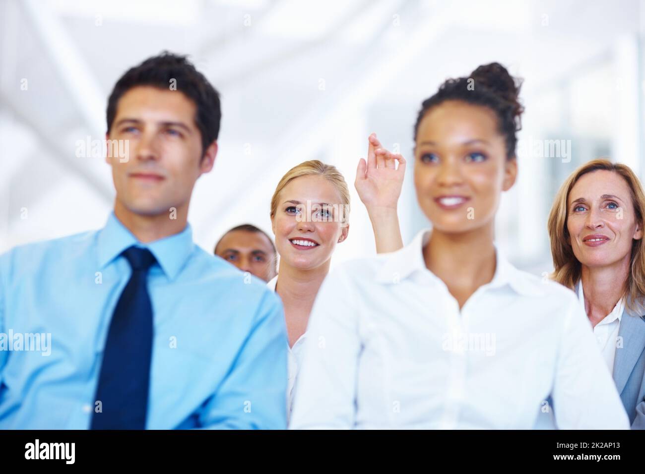Ho una domanda. Ritratto di donna di affari che alza la sua mano per fare domande durante il seminario. Foto Stock