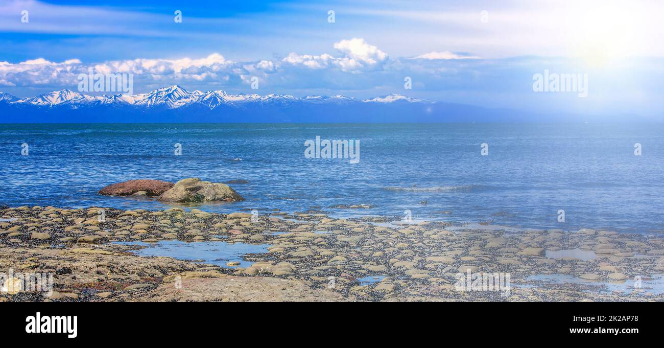 Riva dell'Oceano Pacifico con bassa marea e luce solare soffusa e diffusa Foto Stock