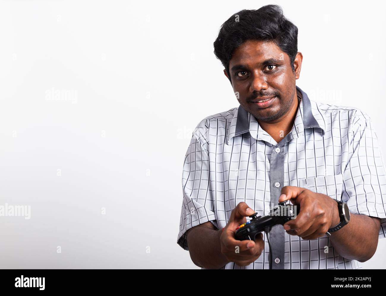 nero uomo divertente usare la mano giocare a video game pad joystick Foto Stock