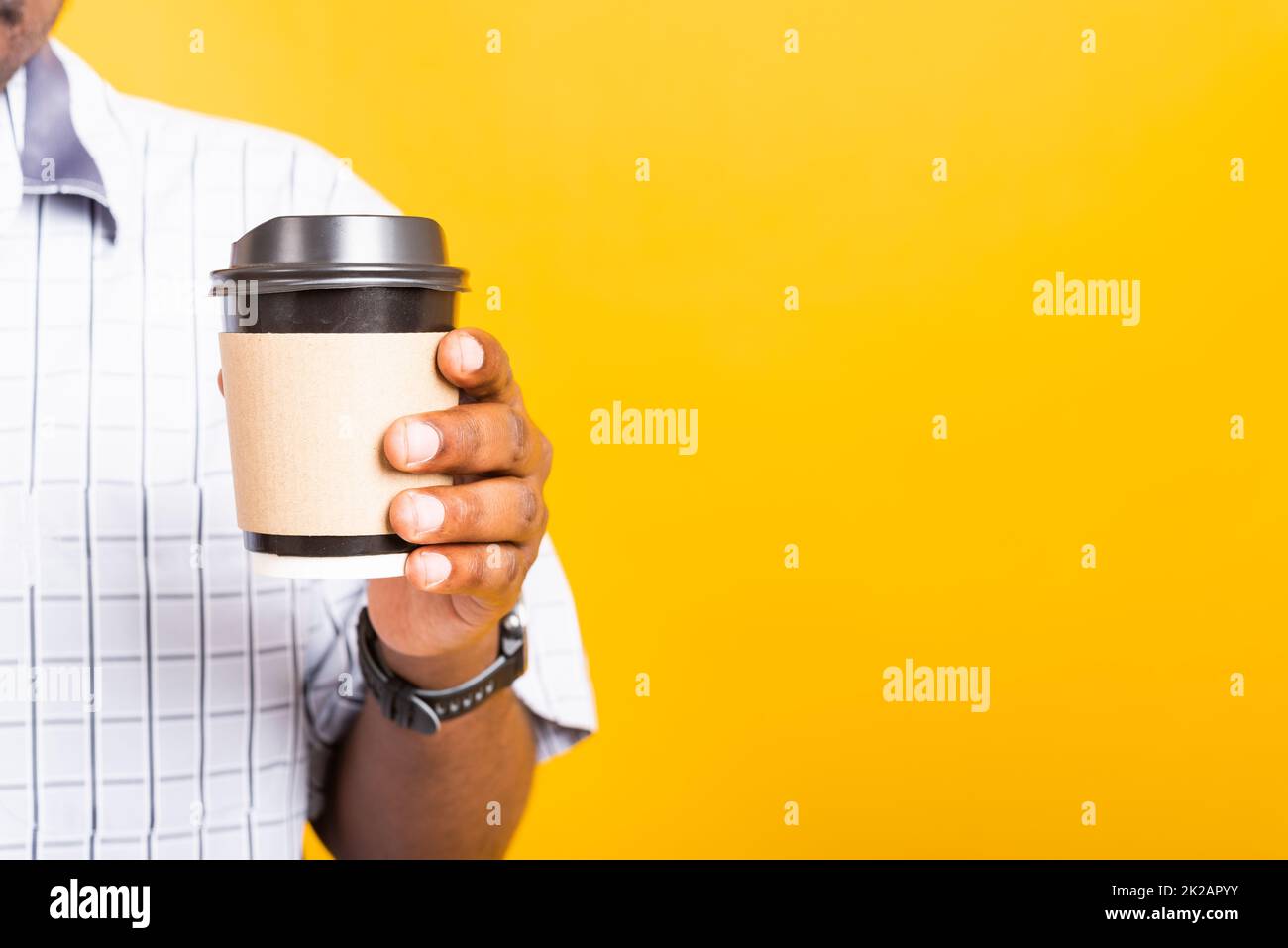 uomo nero che tiene una tazza di caffè di carta da togliere Foto Stock