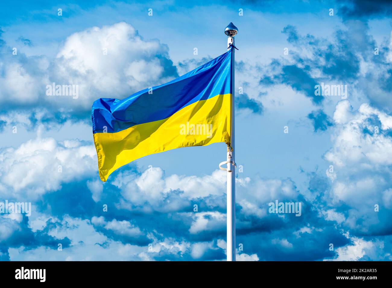 Bandiera dell'Ucraina sullo sfondo di un cielo nuvoloso Foto Stock