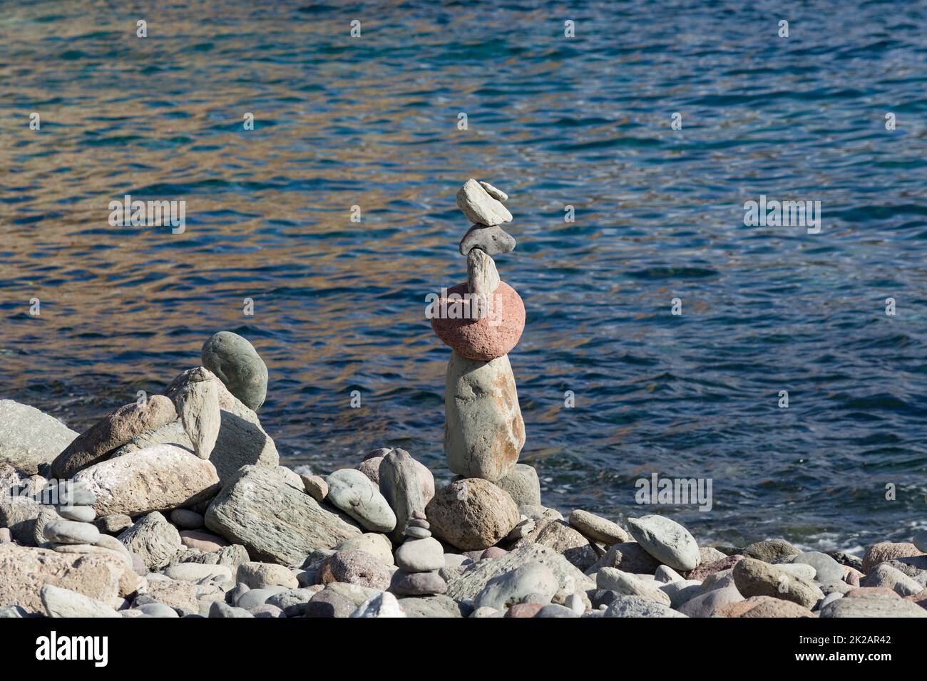 Pile di pietre Zen sulla costa. Foto Stock