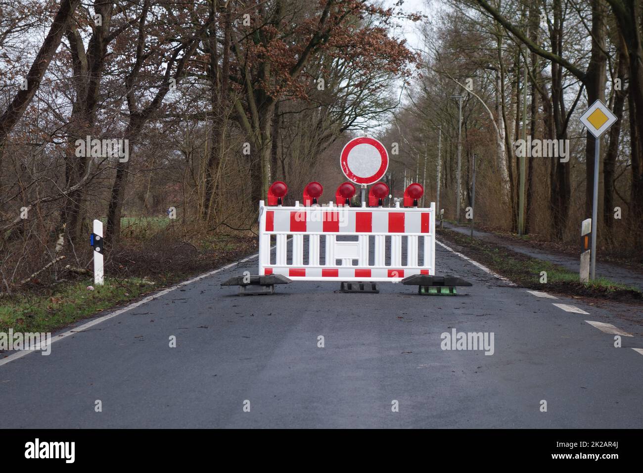 Strada chiusa con un blocco stradale e segnali stradali Foto Stock