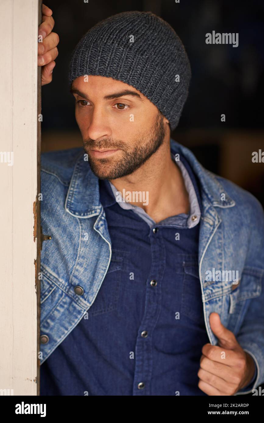 Stai parlando con me, un bel giovane vestito di denim. Foto Stock