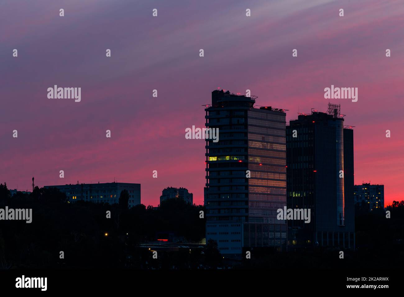 Alti grattacieli al tramonto con una tinta rosa a Kyiv in Ucraina Foto Stock