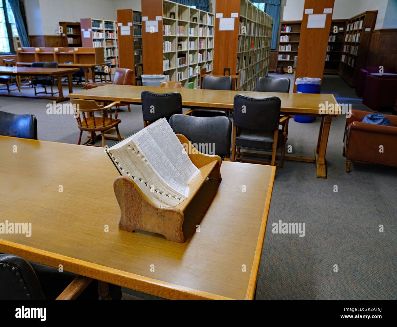 Sezione di riferimento della biblioteca universitaria tradizionale, con un grande dizionario nella sua libreria speciale, la Northwestern University Foto Stock