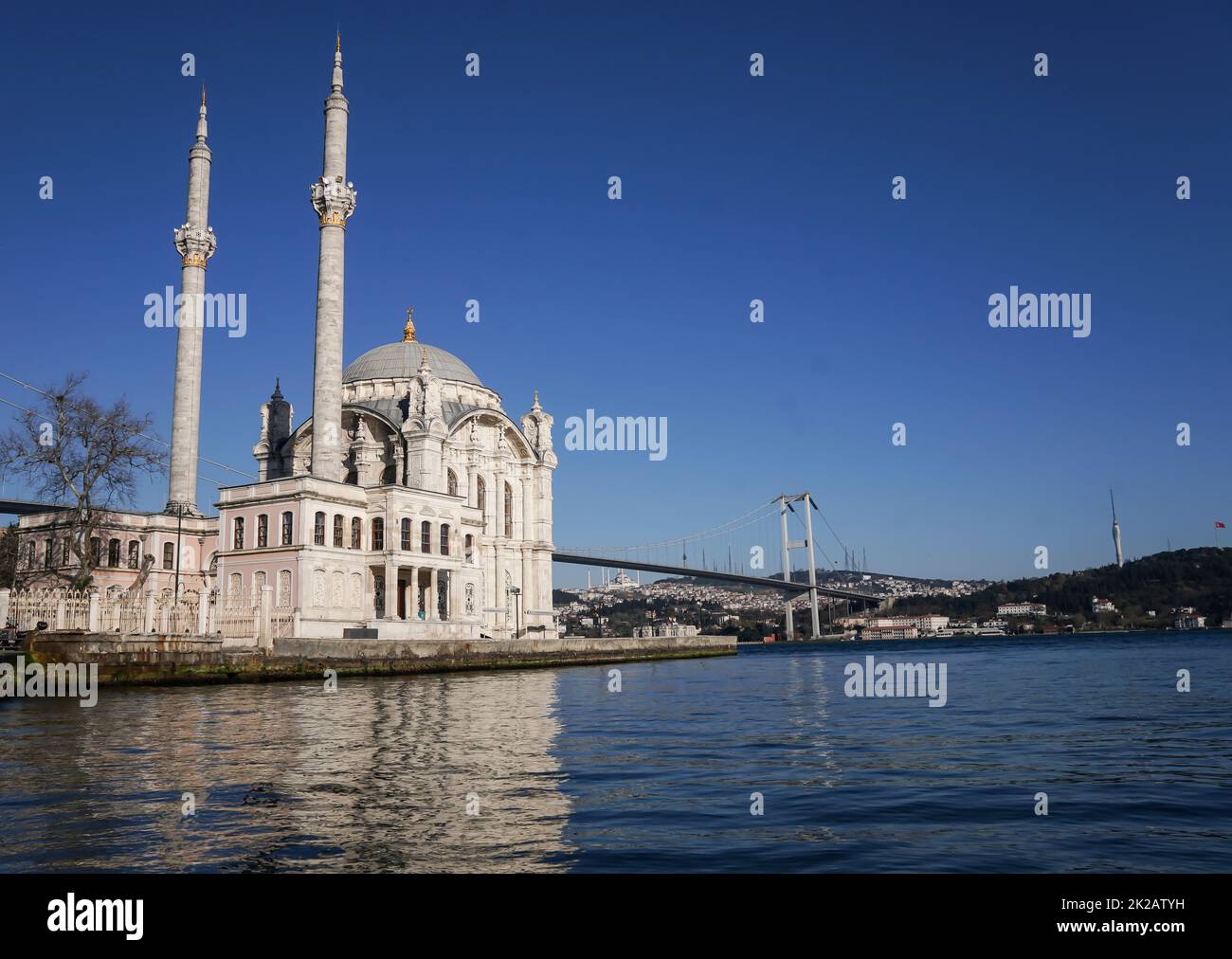 Moschea Ortakoy, Ponte sul Bosforo, stretto di Istanbul e navi Foto Stock