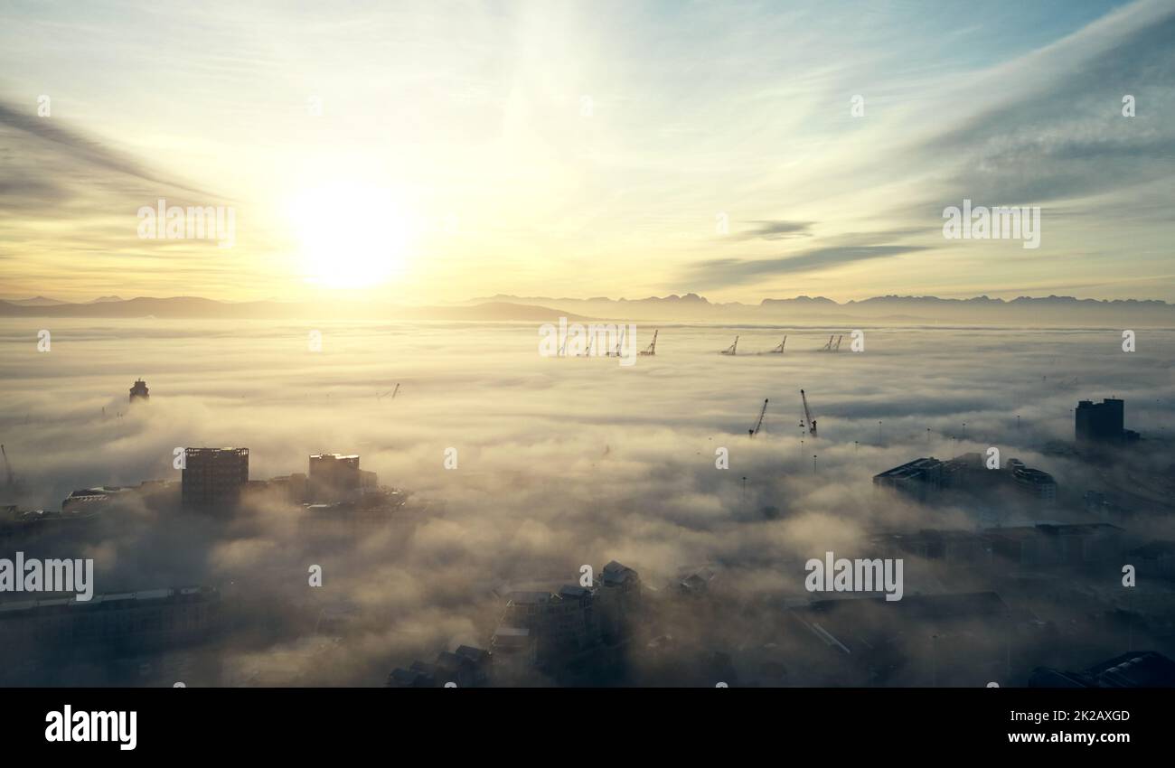 La natura ha un modo di svegliarci costantemente. Scatto di nebbia e nuvole lungo la costa di Città del Capo in Sud Africa. Foto Stock