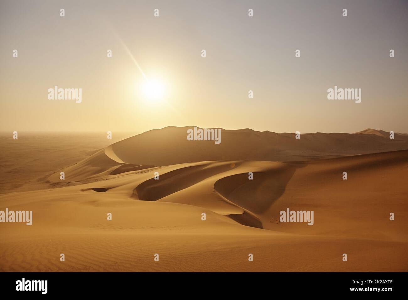 Tramonto sulle dune. Scatto ad angolo alto di un tramonto sulle dune di sabbia nel deserto Namibia. Foto Stock