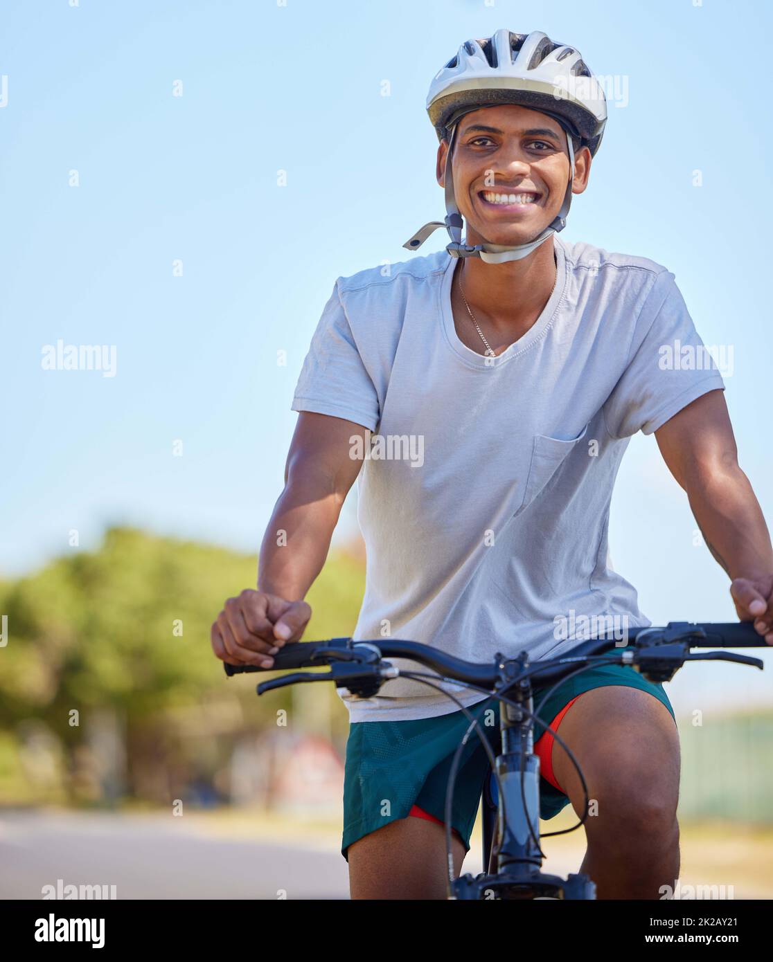 È il momento dell'avventura. Scatto di un giovane che guida la sua bicicletta in natura. Foto Stock