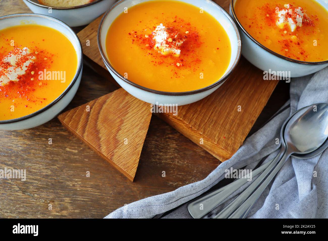 Thanksgiving concetto con zuppa di zucca .Fall tavolo impostazione per festa autunno con zuppa. Foto Stock