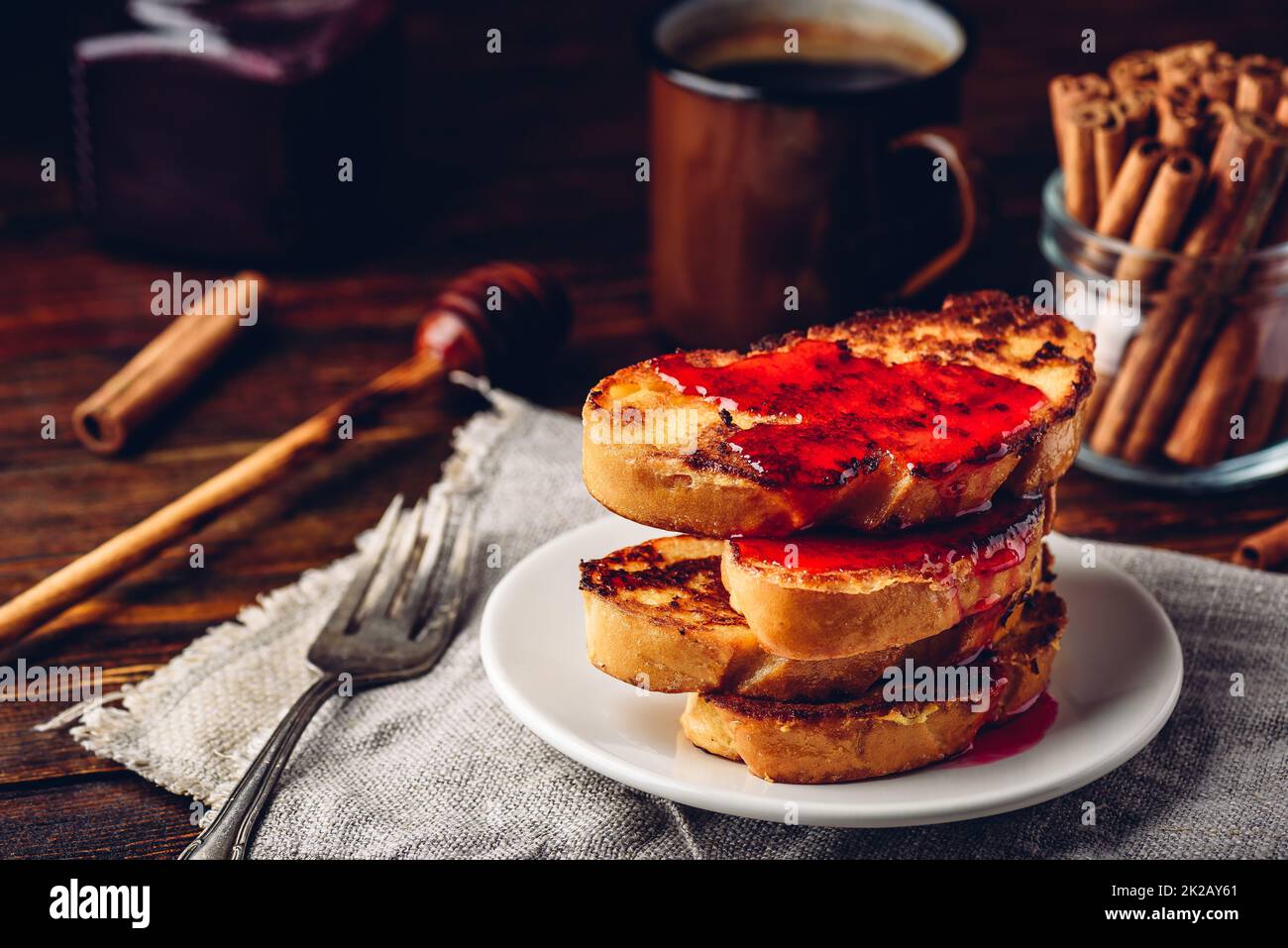 Pila di french toast con sciroppo di frutti di bosco Foto Stock