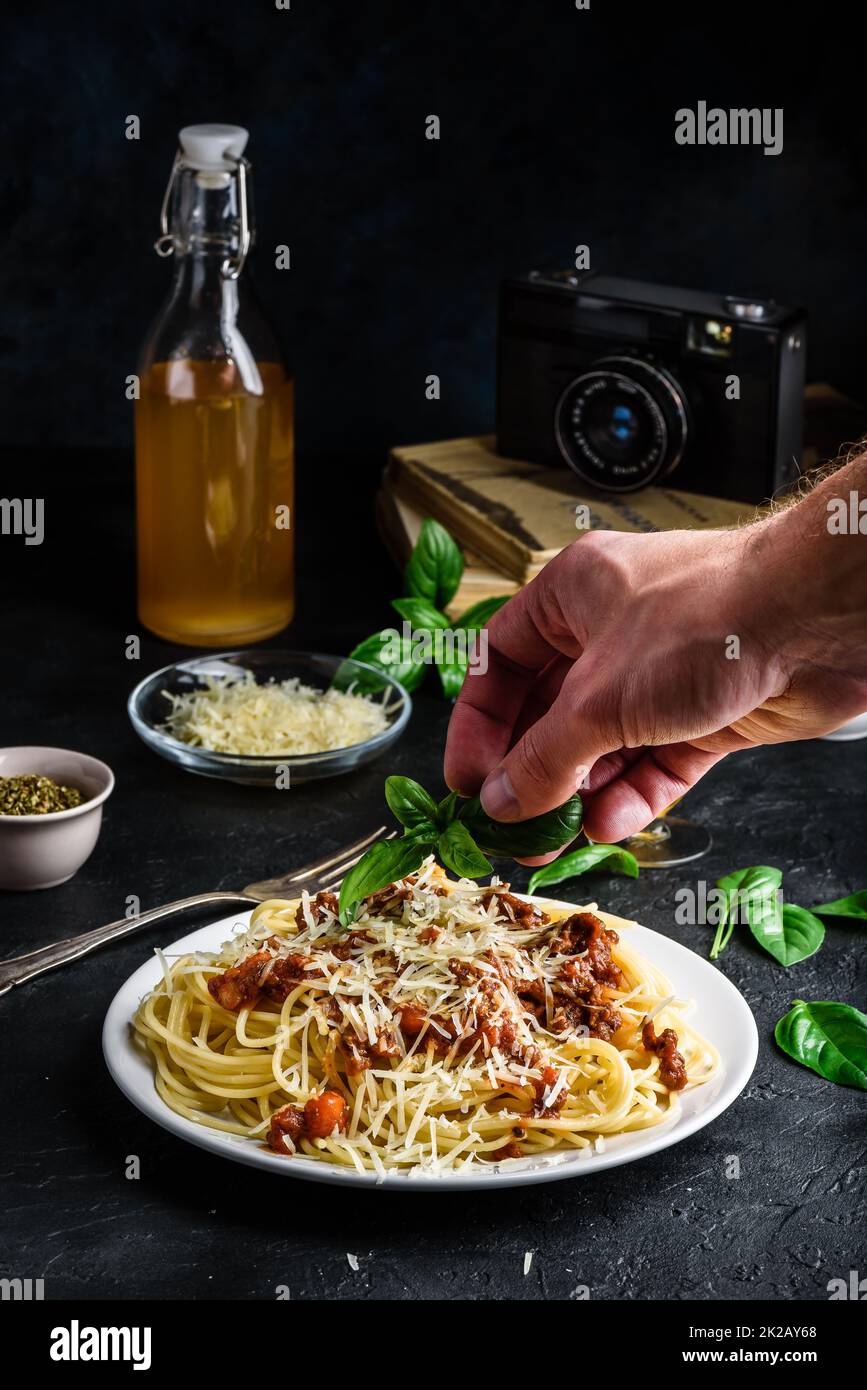 Spaghetti con salsa bolognese e parmigiano grattugiato Foto Stock