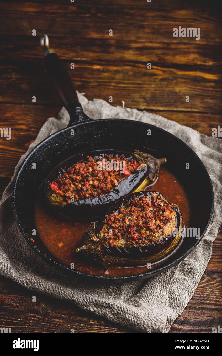 Melanzane farcite con carne macinata e pomodori Foto Stock