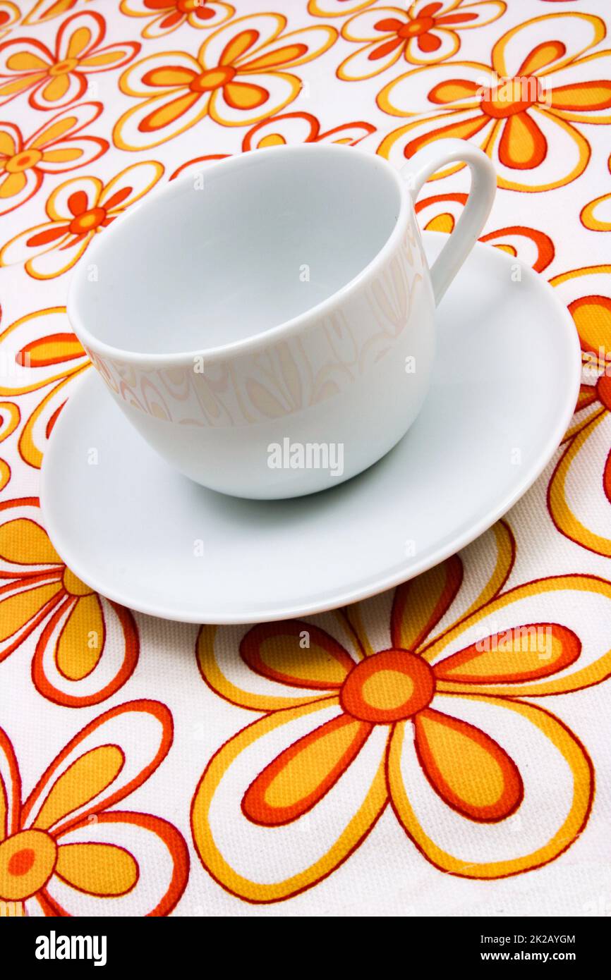 Tazza da caffè bianca sulla superficie con motivo a fiori Foto Stock