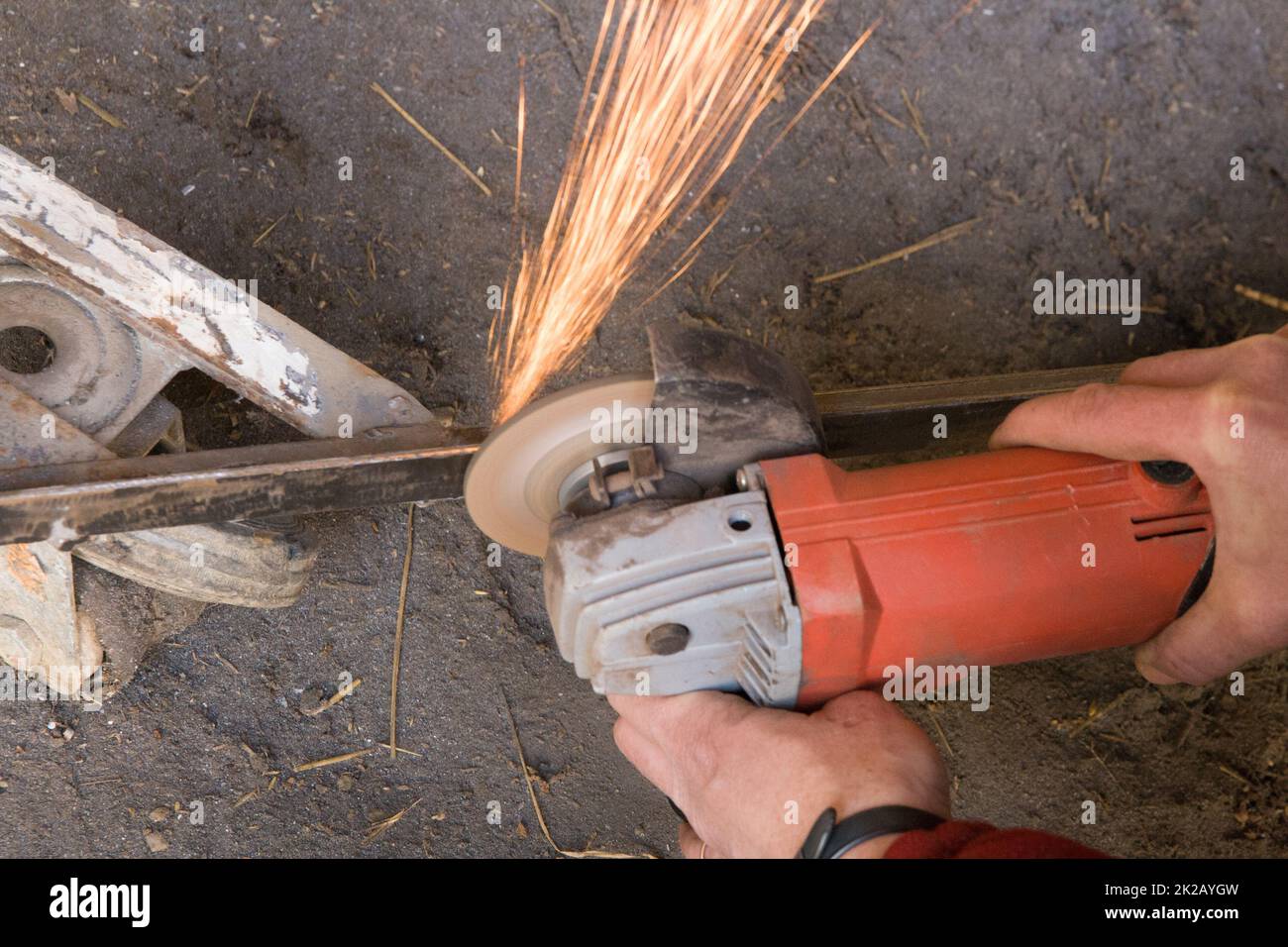 Operatore che taglia il metallo con la rettificatrice Foto Stock