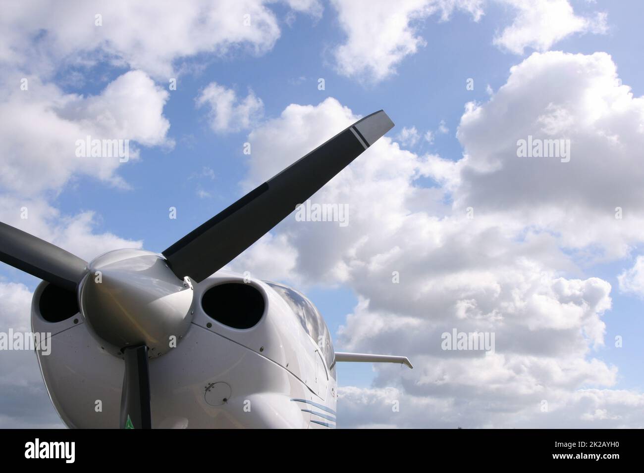 Elica di aeroplano contro cielo nuvoloso Foto Stock